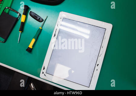 Digital-Tablette im Service-Center beschädigt Stockfoto