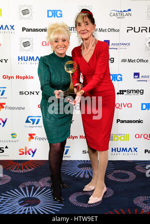 June Brown mit den TRIC Sonderpreis neben Barbara Windsor während der 2017 Fernsehen und Radio Industries Club Awards, Grosvenor House, Park Lane, London. Stockfoto