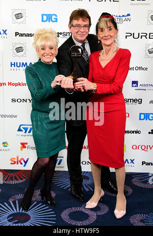 June Brown mit den TRIC Sonderpreis neben Barbara Windsor und Adam Woodyatt während der 2017 Fernsehen und Radio Industries Club Awards, Grosvenor House, Park Lane, London. Stockfoto