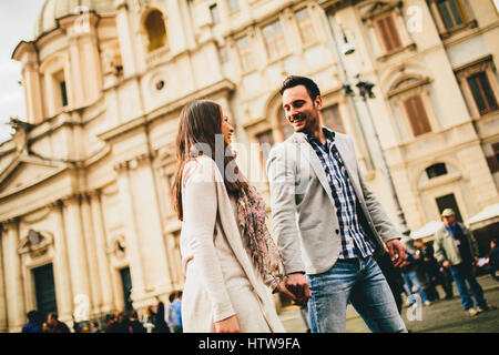 Lässige junge Paar Hand in Hand gehen in Rom, Italien, Europa. Stockfoto