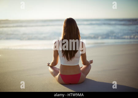 Frau, die Durchführung von Yoga am Strand Stockfoto