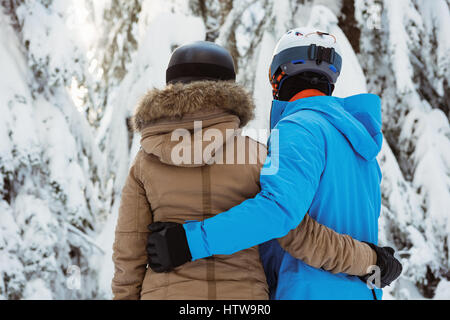 Skifahrer-paar auf Schneelandschaft stehend Stockfoto