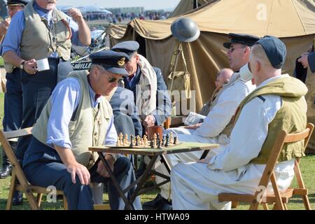 DUXFORD CAMBRIDGESHIRE UK 20. August 2015: Schachspielen Gerangel in Weltkrieg zwei Reenactment in Erwartung Stockfoto