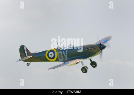 DUXFORD CAMBRIDGESHIRE UK 20. August 2015: historische Spitfire im Flug Stockfoto