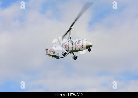 DUXFORD CAMBRIDGESHIRE UK 20. August 2015: kleine Tragschrauber im Flug Stockfoto