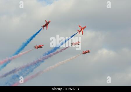 DUXFORD CAMBRIDGESHIRE UK 20. August 2015: rote Pfeile im Display mit Rauch Stockfoto