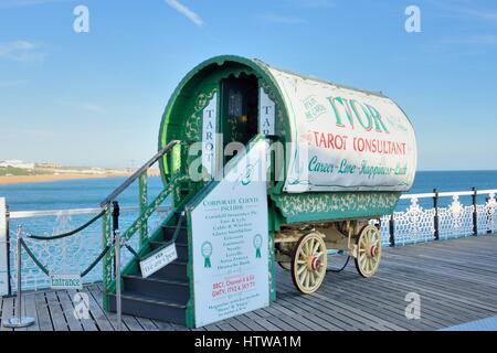 BRIGHTON SUSSEX UK 29. September 2015: Tarot Leser Wohnwagen am Pier Stockfoto