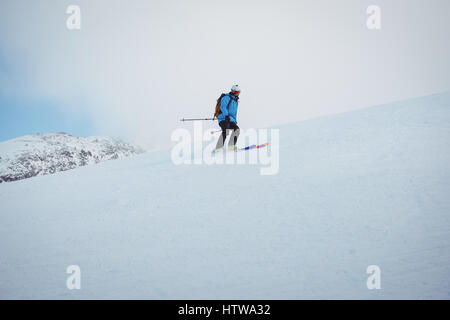 Skifahrer auf verschneiten Bergen Skifahren Stockfoto