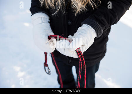 Mittleren Bereich der weibliche Musher mit Kabelbaum für Schlittenhunde Stockfoto