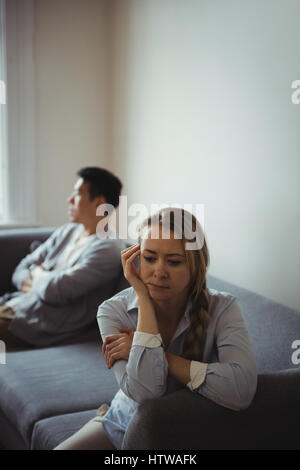 Paar auf Sofa sitzen und miteinander zu ignorieren Stockfoto