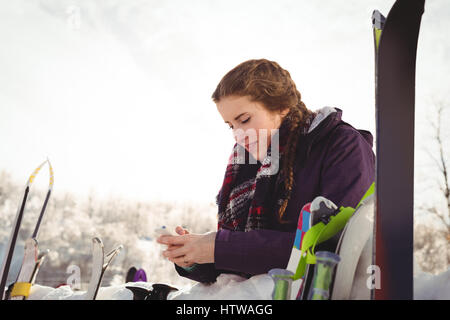 Frau auf ihrem Smartphone in montains Stockfoto