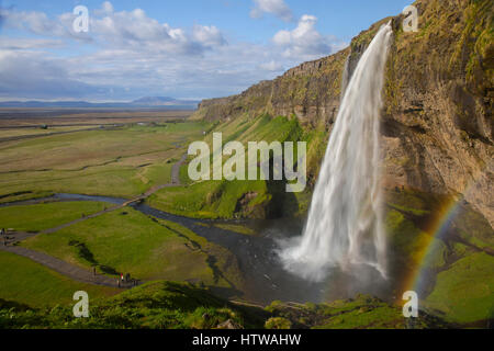 Wasserfall Seljalandsfoss mit dem Regenbogen in Südisland, Mitte Juni Stockfoto