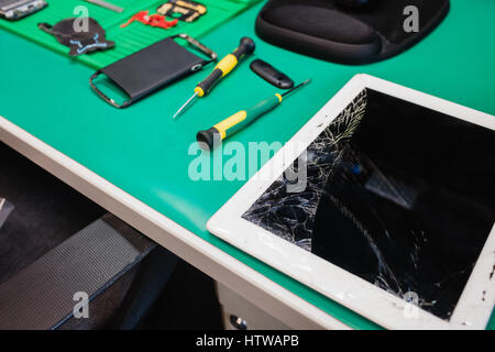 Digital-Tablette im Service-Center beschädigt Stockfoto