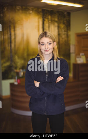 Selbstbewusste Frau stand mit verschränkten Armen Stockfoto