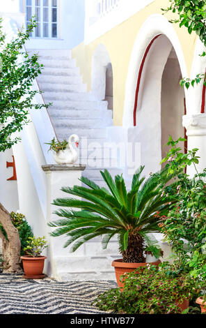 Innenhof mit grünen Topfpflanzen Kloster Panormitis auf der Insel Symi, Griechenland Stockfoto