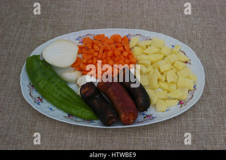 Bereit, ein Linseneintopf mit Wurst, Blutwurst, Paprika und Karotten Kochen Stockfoto