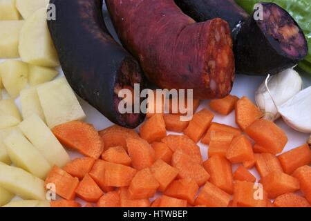 Bereit, ein Linseneintopf mit Wurst, Blutwurst, Paprika und Karotten Kochen Stockfoto