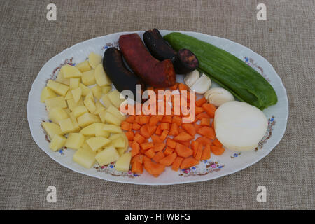 Bereit, ein Linseneintopf mit Wurst, Blutwurst, Paprika und Karotten Kochen Stockfoto