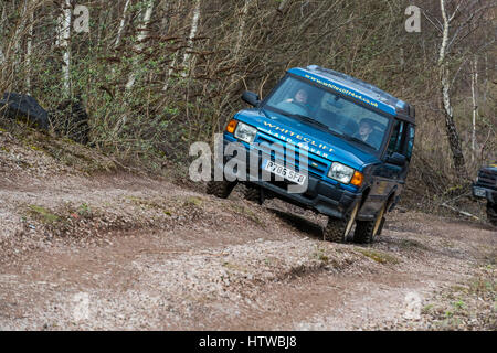 Allradantrieb Erfahrung in Wye Tal und Wald von Dean Tourismus Verband Mitglieder Whitecliff 4x4 Off Road. Stockfoto