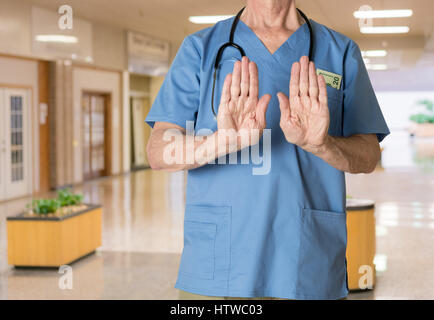 Leitender Arzt in Scrubs Einreiseverweigerung Stockfoto