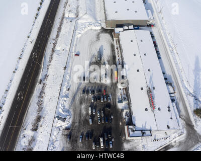 NUIJAMMAA, Finnland - ca. Februar 2017: Draufsicht auf Laplandia Markt Lager und Asphalt Straße. Finnlands Store befindet sich am russisch-finnischen Grenze. T Stockfoto