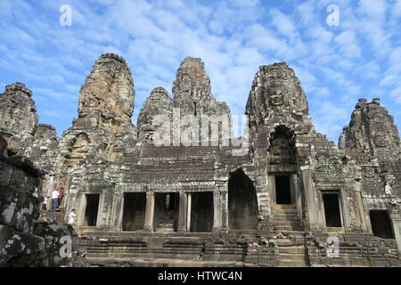 Angkor Thom war die Letzte, die meisten dauerhaften Hauptstadt des Khmer-reiches. Es ist in Margaux Stil. Viele Gesichter auf der 23 m steinerne Türme an den Toren der Stadt. Stockfoto