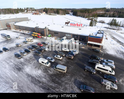 NUIJAMMAA, Finnland - ca. Februar 2017: Riesiges Gebäude des Einkaufszentrums Laplandia Markt befindet sich auf russisch-finnischen Grenze. Der beliebteste Ort Stockfoto