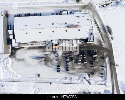 NUIJAMMAA, Finnland - ca. Februar 2017: Draufsicht auf Laplandia Markt Lager und Parkplatz. Finnlands billigsten Shop befindet sich auf russisch-finnischen b Stockfoto