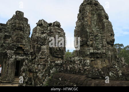 Angkor Thom war die Letzte, die meisten dauerhaften Hauptstadt des Khmer-reiches. Es ist in Margaux Stil. Viele Gesichter auf der 23 m steinerne Türme an den Toren der Stadt. Stockfoto