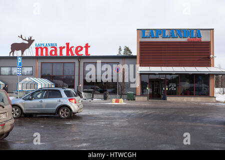 NUIJAMMAA, Finnland - ca. Februar 2017: Gebäude und Parkplatz des Laplandia Markt Store russisch-finnischen Grenze liegen. Beliebter Ort f Stockfoto