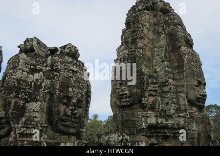 Angkor Thom war die Letzte, die meisten dauerhaften Hauptstadt des Khmer-reiches. Es ist in Margaux Stil. Viele Gesichter auf der 23 m steinerne Türme an den Toren der Stadt. Stockfoto