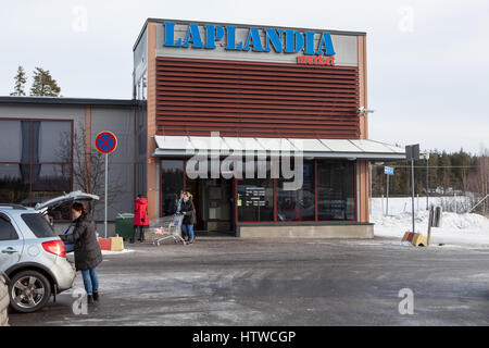 NUIJAMMAA, Finnland - ca. Februar 2017: Gebäude des Einkaufszentrums des Laplandia Marktes befindet sich auf russisch-finnischen Grenze. Eingangstüren. Beliebt Stockfoto