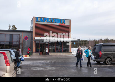 NUIJAMMAA, Finnland - ca. Februar 2017: The Laplandia ist eine große Lebensmittel und waren Markt Shop. Es befindet sich in der Nähe von russisch-finnischen Grenze. Beliebter Ort f Stockfoto