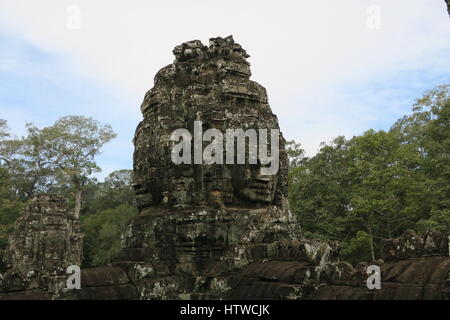 Angkor Thom war die Letzte, die meisten dauerhaften Hauptstadt des Khmer-reiches. Es ist in Margaux Stil. Viele Gesichter auf der 23 m steinerne Türme an den Toren der Stadt. Stockfoto