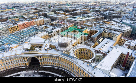 Der Generalstab Gebäude am Schlossplatz und Antenne Stadtbild mit verschneiten Dächern. Winter-Saison. Sankt-Petersburg, Russland Stockfoto