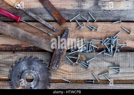 Zimmerhandwerk-Werkzeuge liegen auf den alten Holzbrettern. Stockfoto