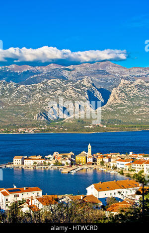 Ansicht der Stadt von Vinjerac mit Gebirge Velebit Paklenica Nationalpark Hintergrund, vertikale Ansicht, Kroatien Stockfoto