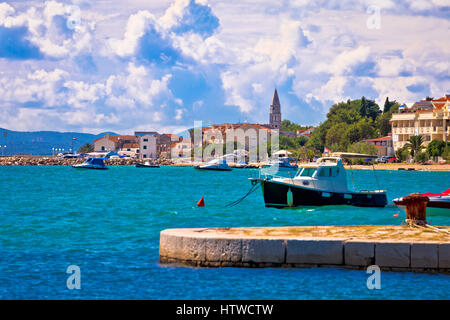 Turanj türkisfarbenen Küste mit Stadtblick, Biograd Riviera Kroatiens Stockfoto