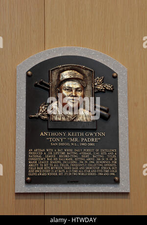 Gedenktafel für Recht Fielder Tony Gwynn in die Hall Of Fame Gallery, National Baseball Hall Of Fame & Museum, Cooperstown, New York, USA. Stockfoto