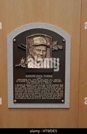 Gedenktafel für Manager Joe Torre in der Hall Of Fame Gallery, National Baseball Hall Of Fame & Museum, Cooperstown, New York, USA. Stockfoto