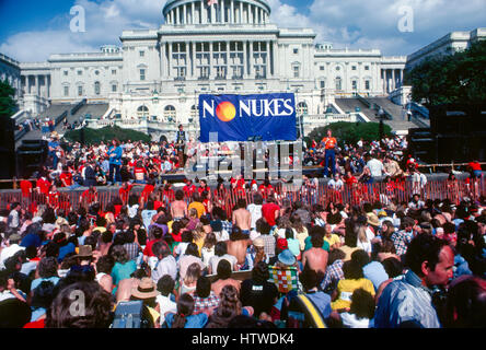 Kalifornische Gouverneur Jerry Brown befasst sich die massive Menge der Demonstranten, die an der Westfront vom US Capitol während der "No Nukes" Protest Washington DC., 6. Mai 1979 gesammelt. Foto: Mark Reinstein Stockfoto