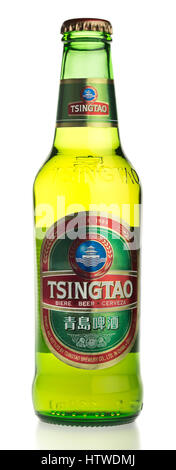 Flasche chinesischen Tsingtao Lagerbier isoliert auf weißem Hintergrund Stockfoto