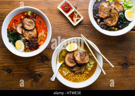 Horizontale Ansicht von Ramen-Nudeln mit Stäbchen hochgezogen wird. Stockfoto