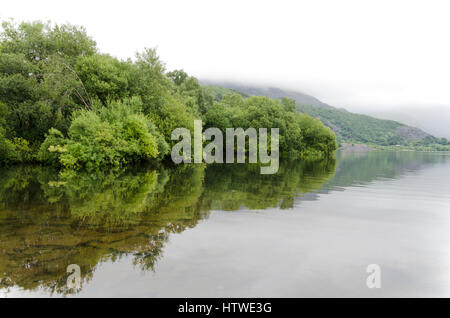 Blick entlang Llyn Padarn, Llanberis, Nordwales Stockfoto