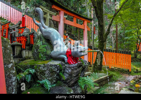 Fox Statue Brunnen im Fushimi Inari-Schrein - Kyoto, Japan Stockfoto