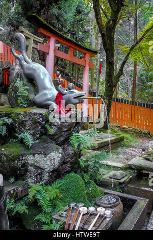 Fox Statue Brunnen im Fushimi Inari-Schrein - Kyoto, Japan Stockfoto