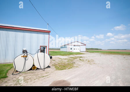 Gasboy Kraftstofftanks und Nebengebäuden auf einem Mais-Bauernhof im ländlichen südlichen Ontario Kanada. Stockfoto