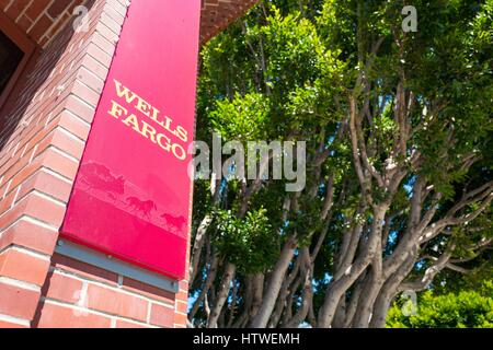 Beschilderung für Wells Fargo Bank-Filiale im Cow Hollow Stadtteil von San Francisco, Kalifornien, 28. August 2016. Stockfoto