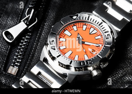 Closeup Armbanduhr für Taucher mit orange Zifferblatt Stockfoto