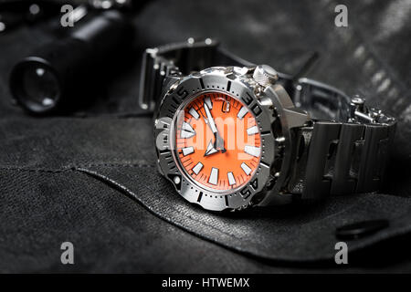 Closeup Armbanduhr für Taucher mit orange Zifferblatt Stockfoto